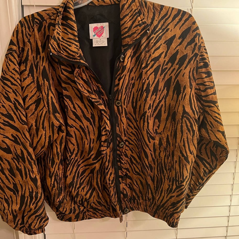 Keren Hart cheetah striped wind breaker! Super cute and light weight ✨💕 M
